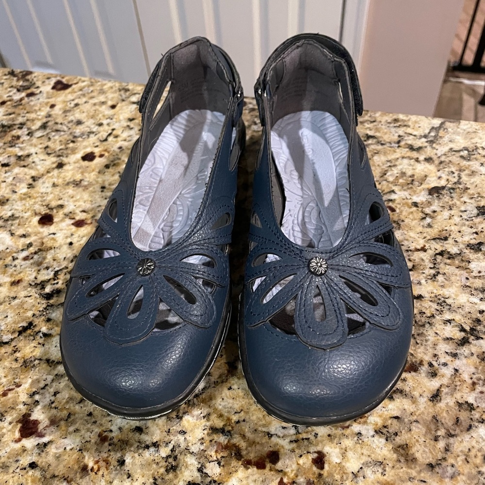 JBU comfort flats
